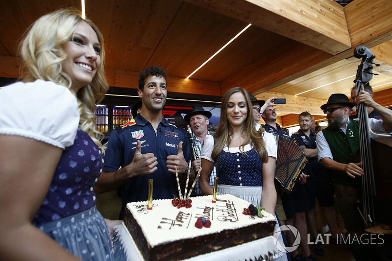 Daniel Ricciardo, Red Bull Racing celebrates his birthday with a Birthday cake