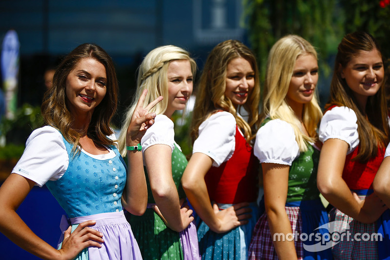 Grid girl con abiti tradizionali austriaci