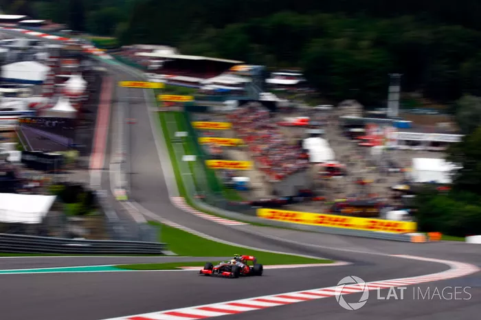 Spa, según pasan los años: Lewis Hamilton acelera su McLaren en Eau Rouge en 2010