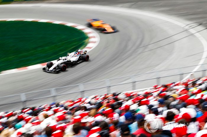 Sergey Sirotkin, Williams FW41,  por delante de  Fernando Alonso, McLaren MCL33