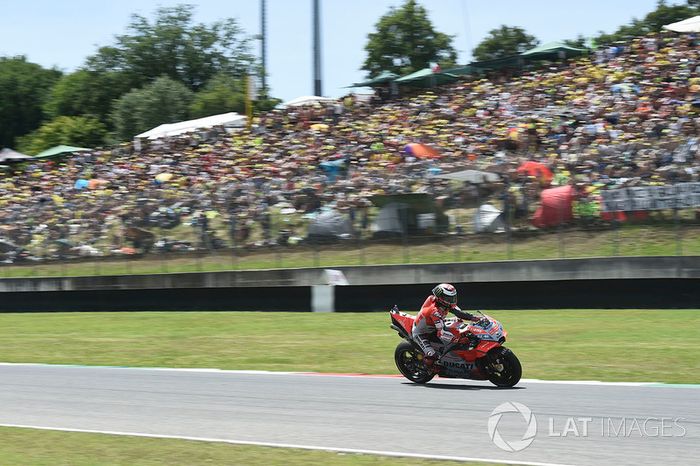 Enquanto isso, Jorge Lorenzo conseguiu tomar boa frente para vencer pela primeira vez com a Ducati.