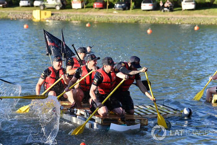 Red Bull Racing en la carrera de balsas