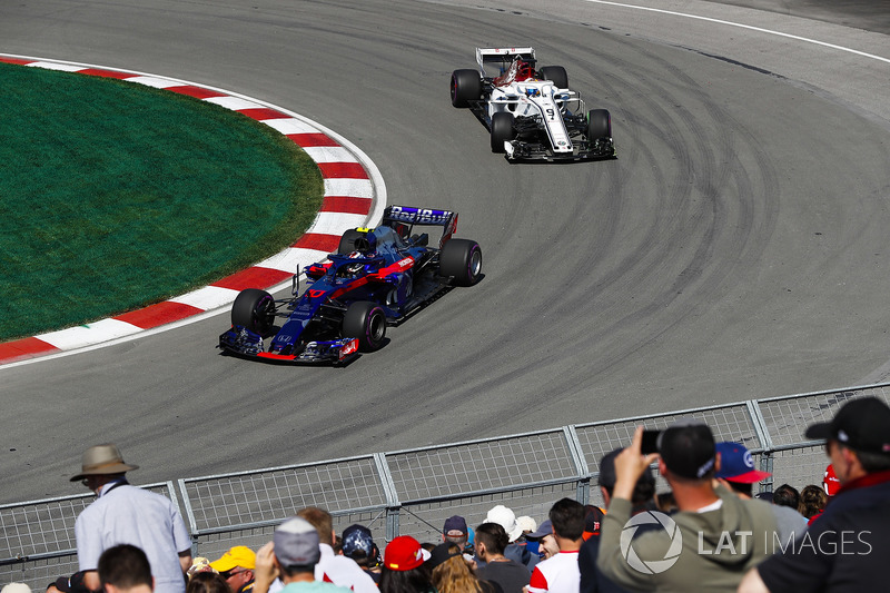 Pierre Gasly, Toro Rosso STR13, leads Marcus Ericsson, Sauber C37