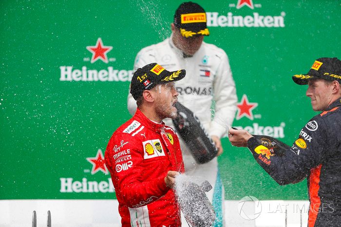 Max Verstappen, Red Bull Racing, tercero, baña con champagne a Sebastian Vettel, Ferrari, ganador