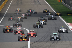 Daniel Ricciardo, Red Bull Racing RB12 e Nico Rosberg, Mercedes AMG F1 Team W07, in testa all'inizio