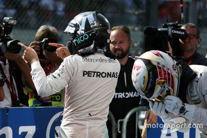 Nico Rosberg en el parc fermé junto a Lewis Hamilton tras ganar en Bélgica