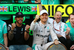 Lewis Hamilton en Nico Rosberg, Mercedes AMG F1 Team, vieren met het team