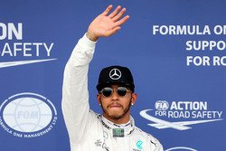 Обладатель поула - Льюис Хэмилтон, Mercedes AMG F1 Team празднует в закрытом парке