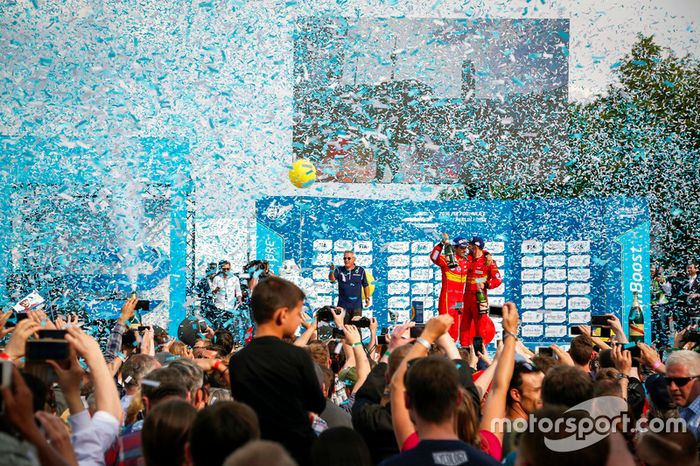Podio: segundo lugar Daniel Abt, ABT Schaeffler Audi Sport and tercer lugar  Lucas di Grassi, ABT Schaeffler Audi Sport celebran