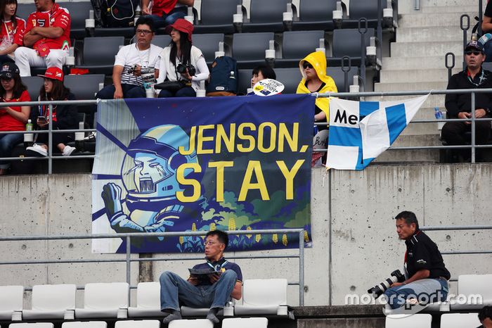 Aficionados en la tribuna y un banner para Jenson Button, McLaren