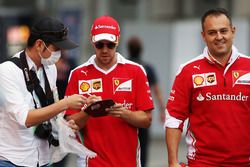 Sebastian Vettel, Ferrari firma de autógrafos para los fans