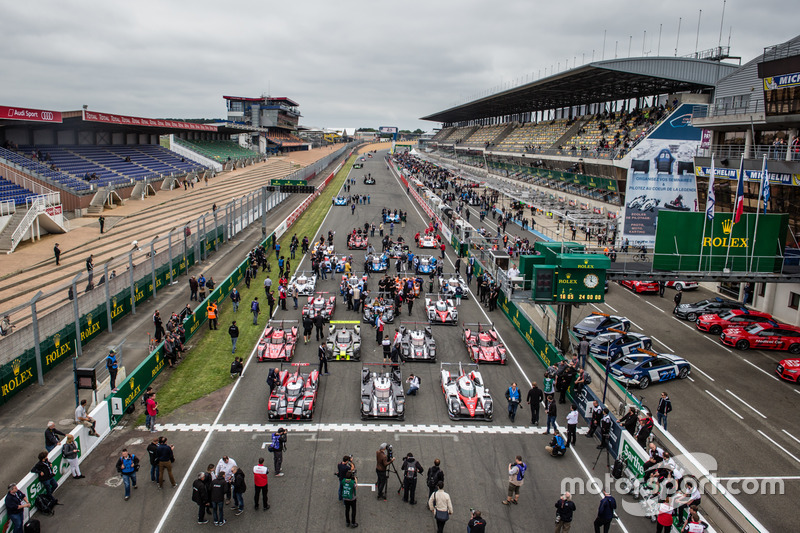 La sesión de fotos tradicional de los coches de Le Mans: instalación