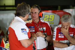 Давіде Тардоцці, керівник команди Ducati Team, Паоло Чіабатті, спортивний директор Ducati Corse, Пао