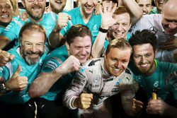 Winnaar Nico Rosberg, Mercedes AMG F1 Team viert met het team