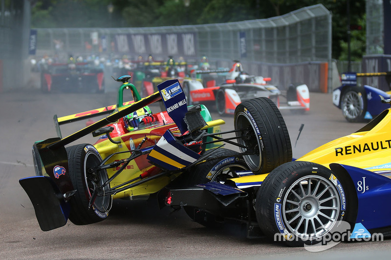 Lucas di Grassi, ABT Schaeffler Audi Sport y Sébastien Buemi, Renault e.Dams chocan en la primera cu