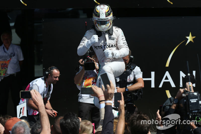 Ganador de la carrera Lewis Hamilton, híbrido de Mercedes AMG F1 W07 celebra