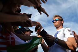 Nico Rosberg, Mercedes AMG F1, gibt Autogramme