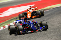 Данііл Квят (Toro Rosso STR12) і Фернандо Алонсо (McLaren MCL32)