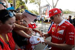 Kimi Raikkonen, Ferrari, firma de autógrafos para los aficionados