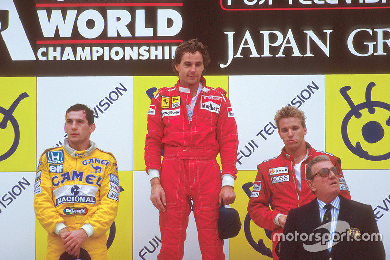 Podium : le vainqueur Gerhard Berger, Ferrari, le second Ayrton Senna, Team Lotus, le troisième Stefan Johansson, McLaren, avec Jean-Marie Balestre, président de la FIA