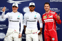 Ganador de la pole Lewis Hamilton, Mercedes AMG F1, segundo clasificado Sebastian Vettel, Ferrari, t