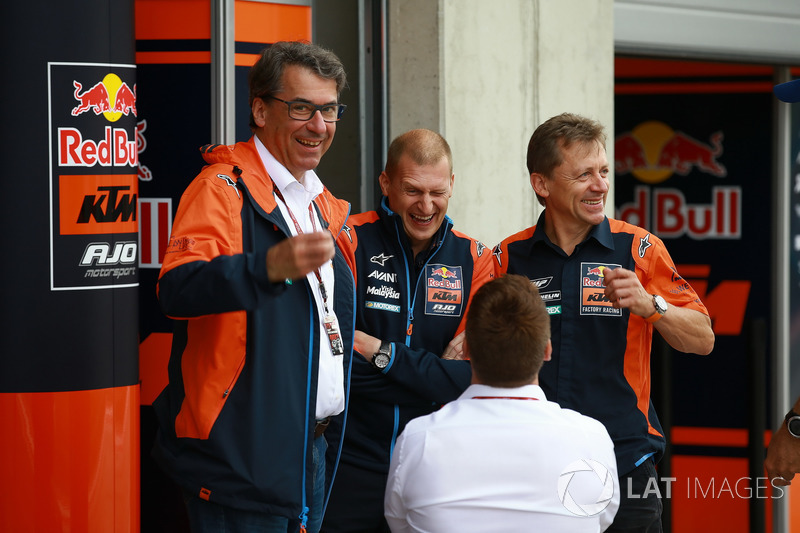 Керівник проекту KTM MotoGP Штефан Пірер, керівник заводського гоночного підрозділу KTM Піт Байрер, керівник проекту Red Bull KTM Factory Racing Майк Ляйтнер