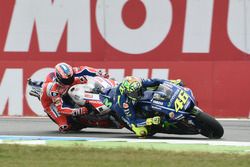 Valentino Rossi, Yamaha Factory Racing, dépasse Danilo Petrucci, Pramac Racing