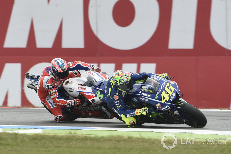 Valentino Rossi, Yamaha Factory Racing, supera a Danilo Petrucci, Pramac Racing