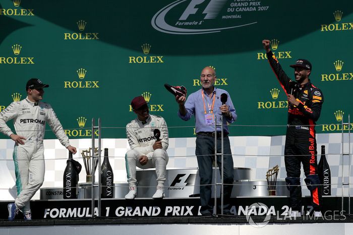 Patrick Stewart, celebra y bebe de la bota de Daniel Ricciardo, Red Bull Racing junto al ganador, Lewis Hamilton, Mercedes AMG F1 y Valtteri Bottas, Mercedes AMG F1 en el podium.