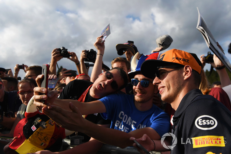 Max Verstappen, Red Bull Racing fans selfie