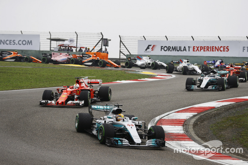 Lewis Hamilton, Mercedes AMG F1 W08, leads Sebastian Vettel, Ferrari SF70H, Valtteri Bottas, Mercedes AMG F1 W08, Kimi Raikkonen, Ferrari SF70H, Nico Hulkenberg, Renault Sport F1 Team RS17