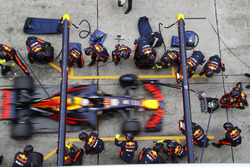 Daniel Ricciardo, Red Bull Racing RB13, makes a stop