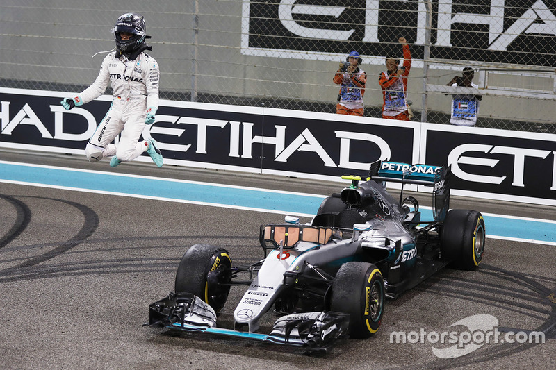 13: Гран Прі Абу-Дабі, Яс-Маріна. Ніко Росберг, Mercedes AMG F1 W07 Hybrid святкує свій титул Чемпіона світу після закінчення гонки
