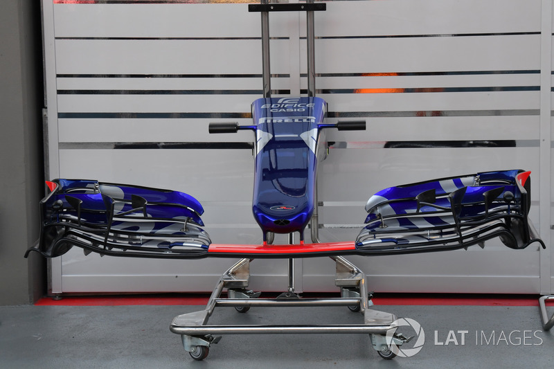 Scuderia Toro Rosso STR12 nose and front wing