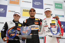 Podio Rookie: il vincitore Jehan Daruvala, Carlin, Dallara F317 - Volkswagen , il secondo classifica