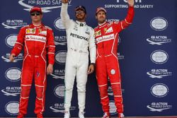 Ganador de la pole Lewis Hamilton, Mercedes AMG F1, Kimi Raikkonen, Ferrari y Sebastian Vettel, Ferr