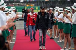 Sergio Pérez, Sahara Force India y Sebastian Vettel, Ferrari en el desfile de pilotos
