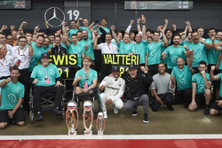 Race winner Lewis Hamilton, Mercedes AMG F1, Valtteri Bottas, Mercedes AMG F1, celebrates with Billy Monger and the team