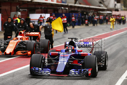 Daniil Kvyat, Scuderia Toro Rosso STR12 passe Stoffel Vandoorne, McLaren MCL32