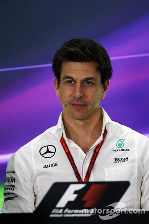 Toto Wolff, Mercedes AMG F1 accionista y Director Ejecutivo en la Conferencia de prensa FIA