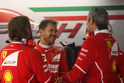 Sebastian Vettel, Ferrari, avec Maurizio Arrivabene, Team Principal, Ferrari