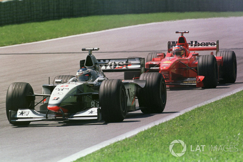 Mika Häkkinen, McLaren MP4/13; Michael Schumacher, Ferrari F300