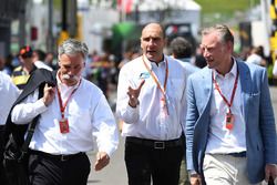 Chase Carey, Director Ejecutivo y Presidente Ejecutivo de Formula One Group, Bruno Michel, y Sean Br