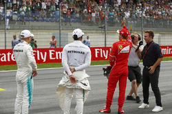 Ganador de la pole Valtteri Bottas, Mercedes AMG F1, segundo lugar Sebastian Vettel, Ferrari, tercer