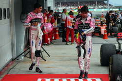 Esteban Ocon, Sahara Force India et Sergio Perez, Sahara Force India dans le Parc Fermé
