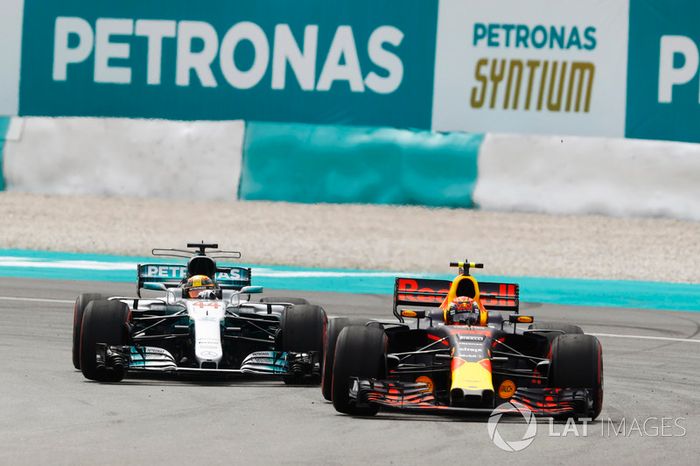 Max Verstappen, Red Bull Racing RB13, pasa a Lewis Hamilton, Mercedes AMG F1 W08