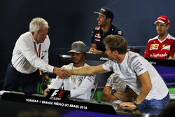 Charlie Whiting, FIA-Rennleiter, reicht Nico Rosberg, Mercedes AMG F1, die Hand