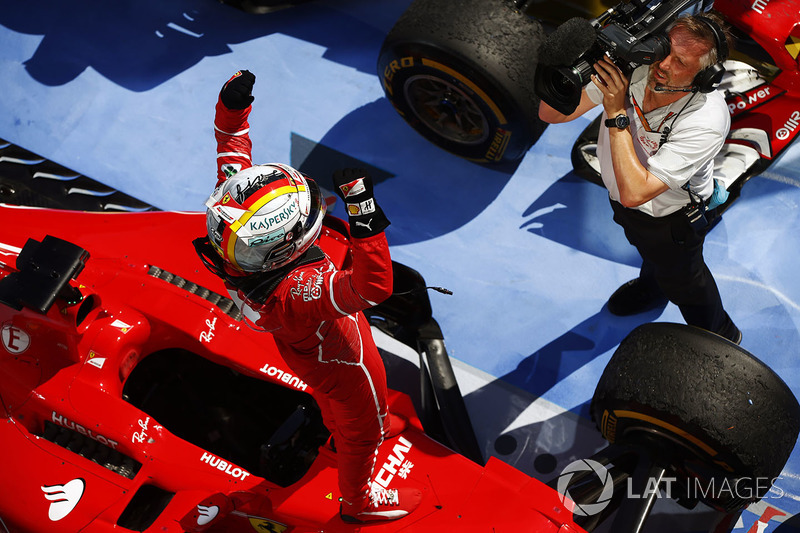 Sebastian Vettel, Ferrari, se filma celebrando ls victoria en parc ferme