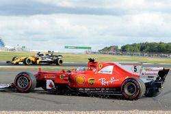 Sebastian Vettel, Ferrari SF70H trompos en la grava