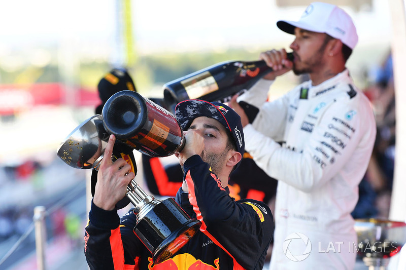 Daniel Ricciardo, Red Bull Racing and Lewis Hamilton, Mercedes AMG F1 celebrate on the podium with t